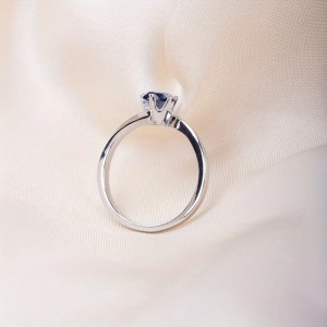 Anillo de compromiso en plata asimétrico con zafiro Anillo de compromiso en plata asimétrico con zafiro