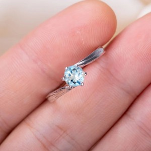 Anillo de compromiso en asimétrico con topacio