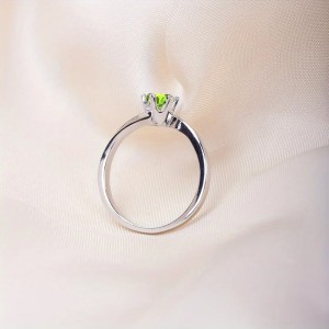 Anillo de compromiso en plata asimétrico con peridoto