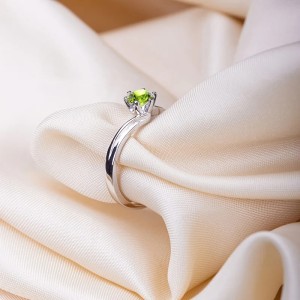Anillo de compromiso en plata asimétrico con peridoto Anillo de compromiso en plata asimétrico con peridoto