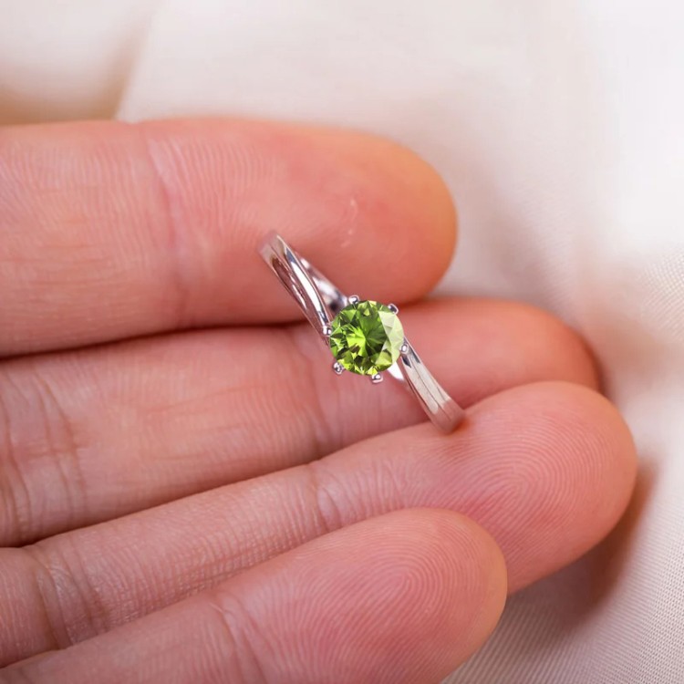 Anillo de compromiso en plata asimétrico con peridoto Anillo de compromiso en plata asimétrico con peridoto