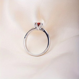 Anillo de compromiso en plata asimétrico con granate Anillo de compromiso en plata asimétrico con granate