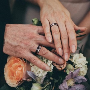 Argollas de matrimonio en tungsteno doble tono