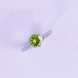 Anillo de compromiso en plata detalle de borde efecto perlado con peridoto Anillo de compromiso en plata detalle de borde efecto perlado con peridoto