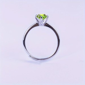 Anillo de compromiso en plata detalle de borde efecto perlado con peridoto Anillo de compromiso en plata detalle de borde efecto perlado con peridoto