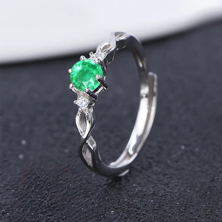 Anillo de compromiso en plata clásico infinito con esmeralda Anillo de compromiso en plata clásico infinito con esmeralda