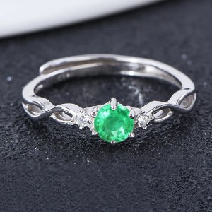 Anillo de compromiso en plata clásico infinito con esmeralda