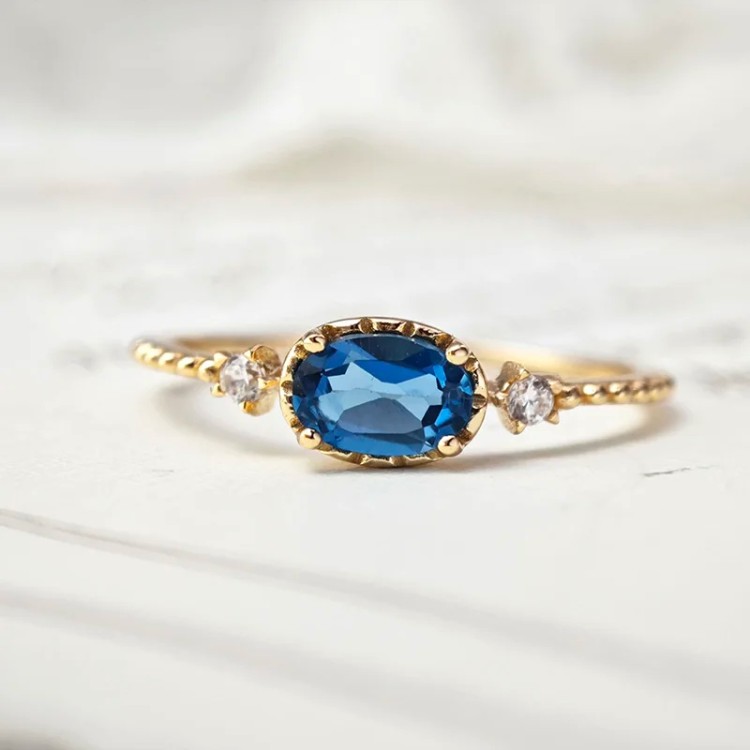 Anillo de compromiso en plata y baño de oro - Anillo en forma de tiara Anillo de compromiso en plata y baño de oro - Anillo en forma de tiara