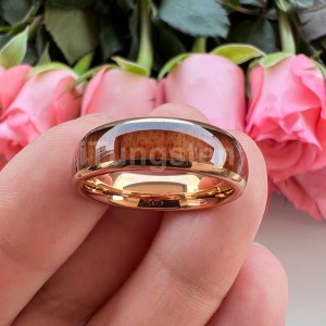 Argollas de matrimonio en tungsteno con franja de madera y acabado brillante con resina Argollas de matrimonio en tungsteno con franja de madera y acabado brillante con resina