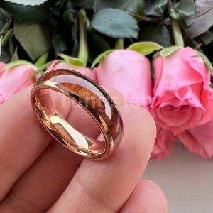 Argollas de matrimonio en tungsteno con franja de madera y acabado brillante con resina Argollas de matrimonio en tungsteno con franja de madera y acabado brillante con resina