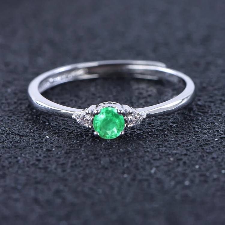 Anillo de compromiso en plata clásico con esmeralda promesa eterna Anillo de compromiso en plata clásico con esmeralda promesa eterna